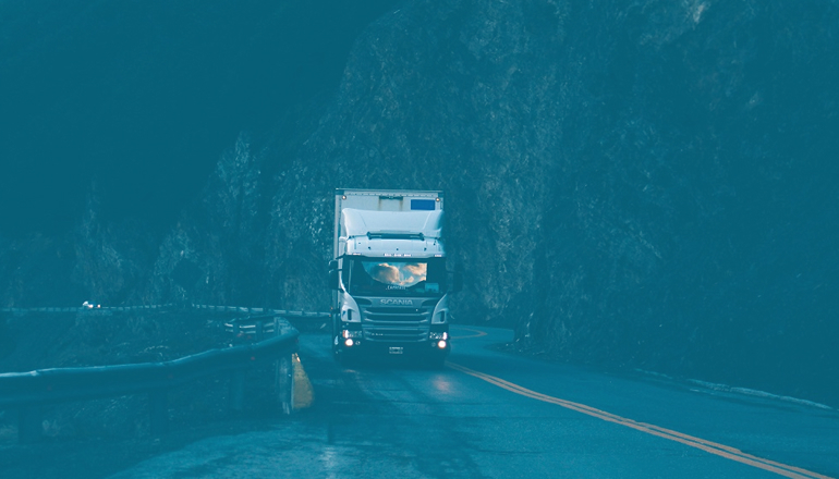 camion circulando por la carretera casi de noche